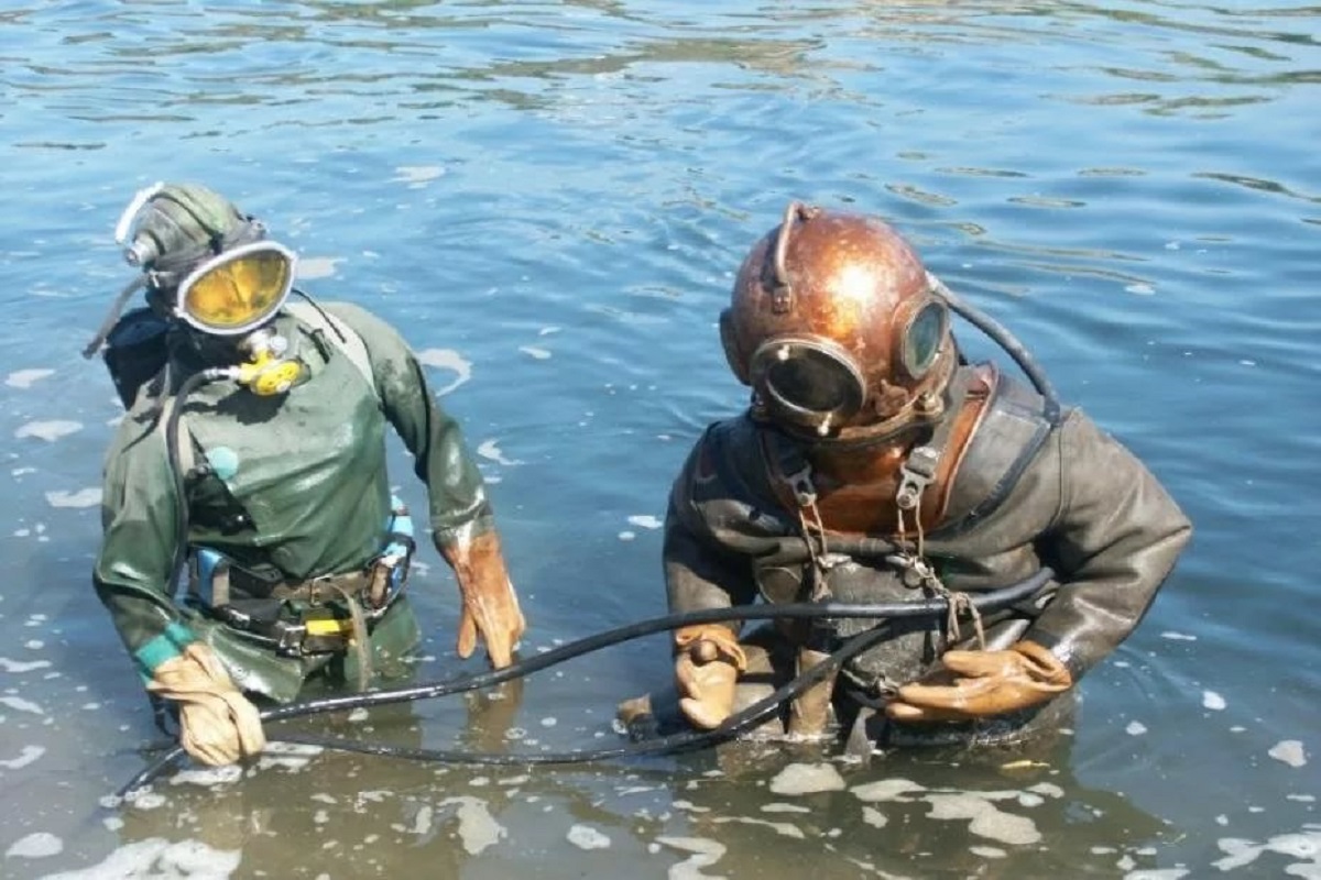 Водолазы из фонтейна вылавливают. Водолаз профессия. Костюм водолаза. Тяжелый водолазный костюм. Водолазы глубоководники.