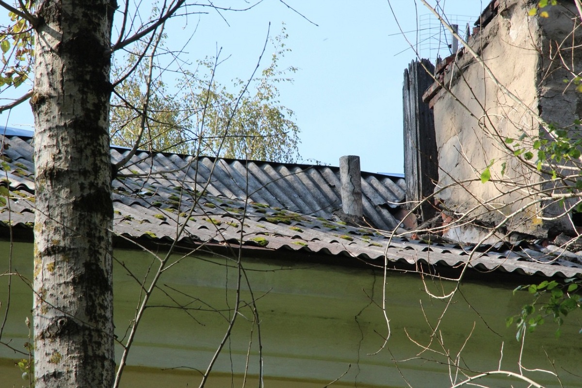 Сайт капитального ремонта тверской области. Провалилась крыша в доме. Антенны на крышах многоквартирных домов старые. Акция дырявые крыши. Работники крыши в квартирах во Ржеве.