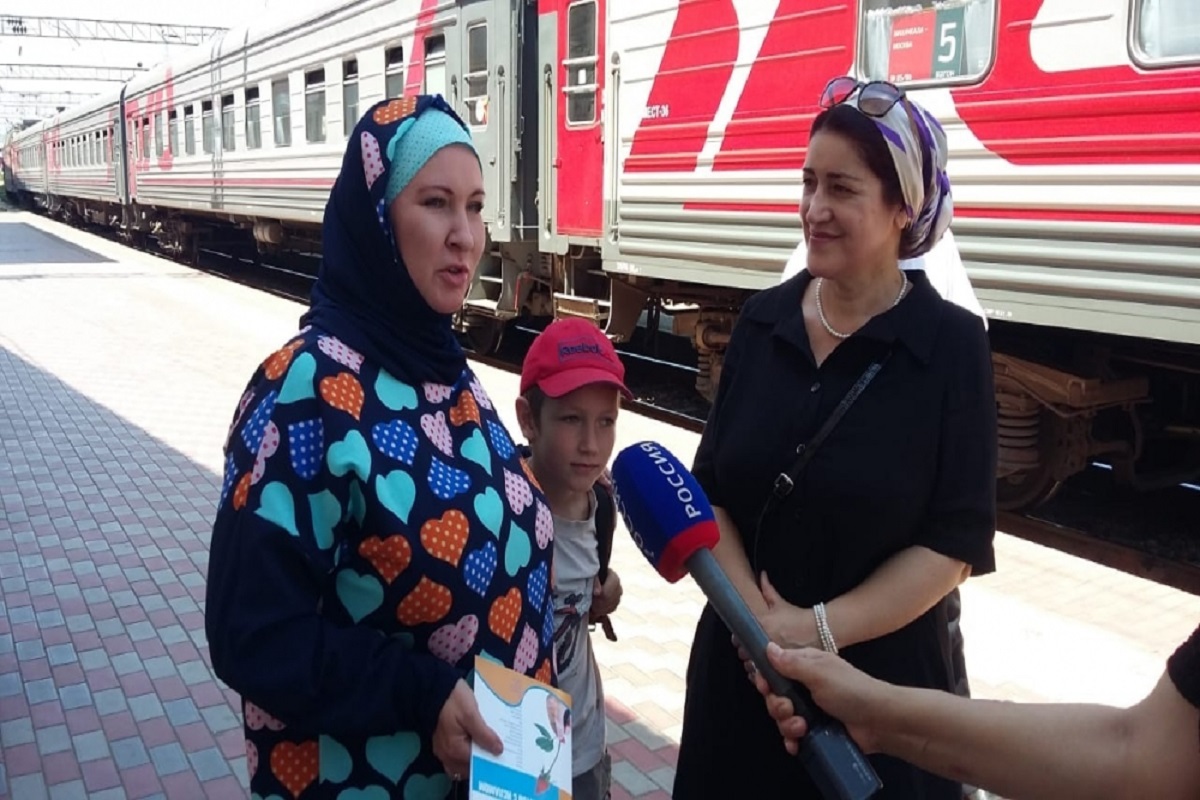 Плач по уехавшей учительнице рисования майя кучерская книга. Учительница уехала. Учительница уехала. Учительница уехала. Учительница в деревне.