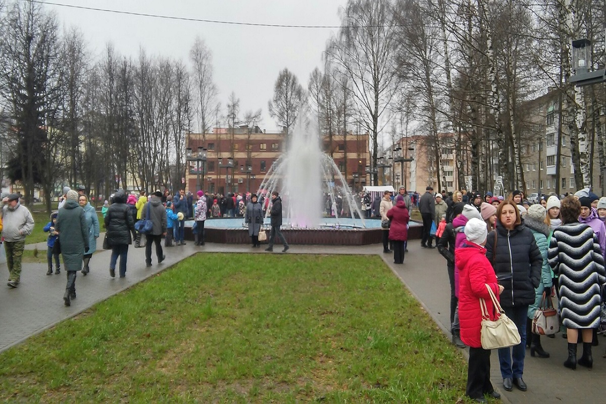 Погода ржев сегодня завтра. Ржев площадь революции. Фонтан Ржев. Фонтаны города Ржев. Новый фонтан Ржев.